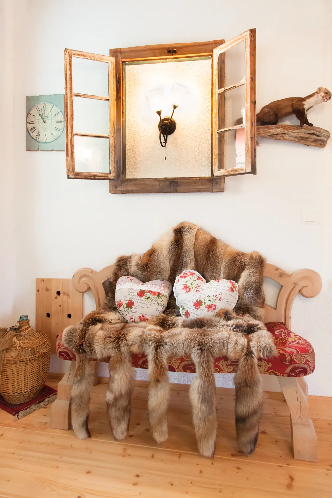 Garderobenbank aus Holz mit Fell und Spiegel