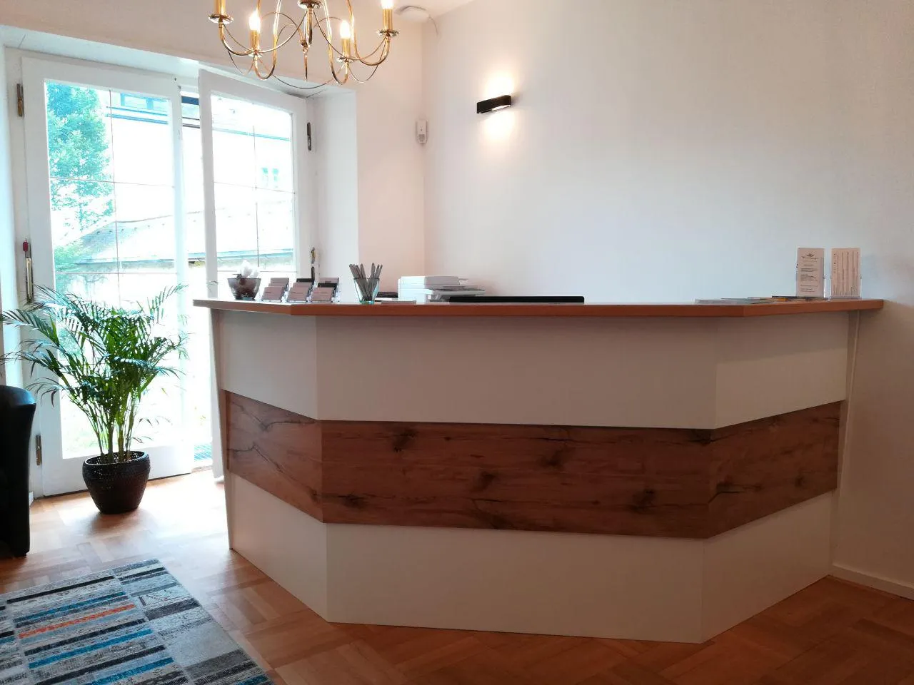 Empfangstheke einer Ordination mit Holzfront