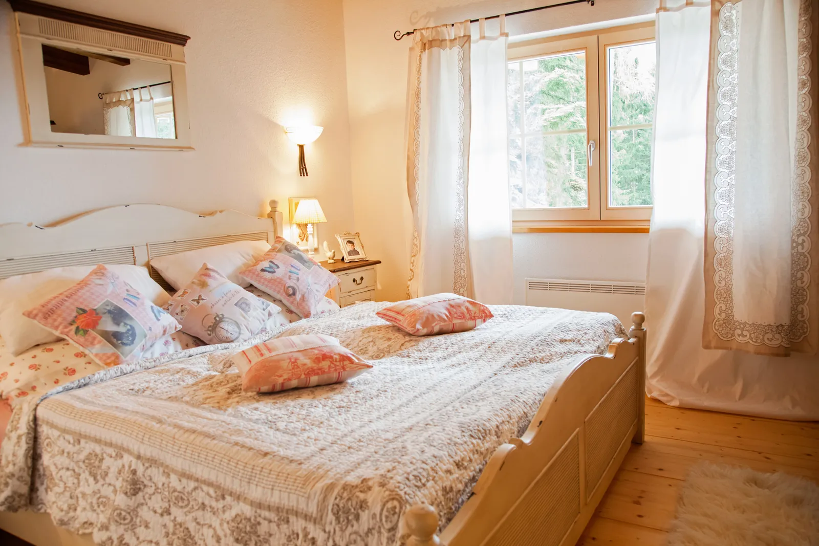 Doppelbett aus hellem Holz im Schlafzimmer