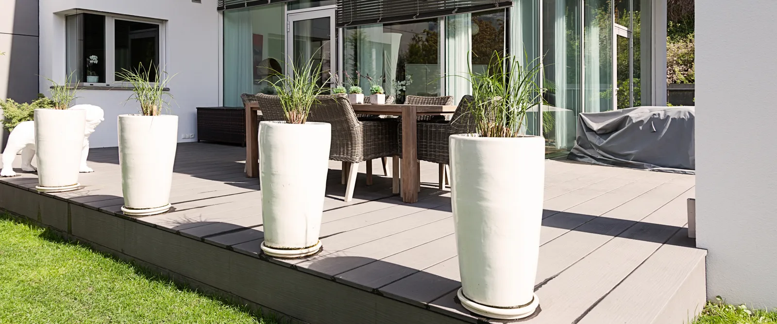 Holzterrasse mit Sitzgruppe und Pflanzkübeln