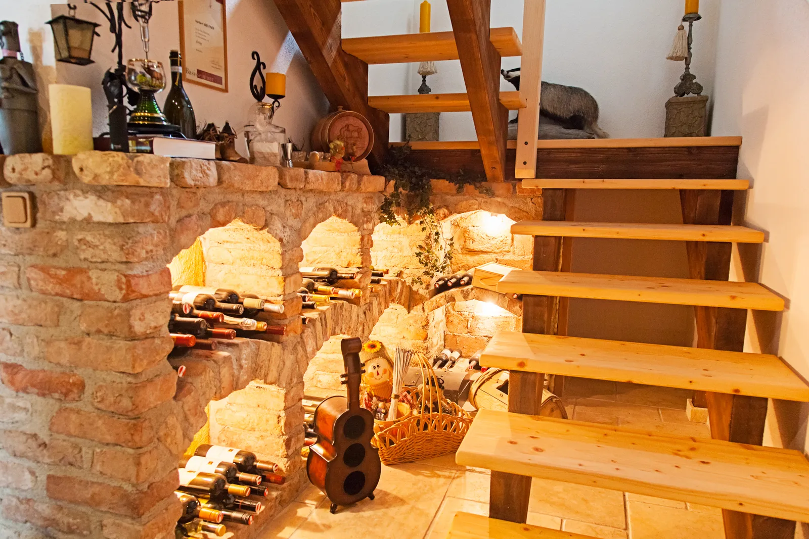 Weinkeller mit Ziegelgewölbe und Holztreppe
